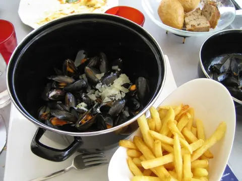 Illustration: mussels and chips